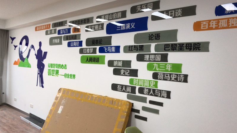 塑料与木质展台搭建：成本考量与实用对比